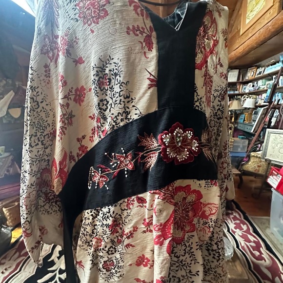 Fun Asian styling blouse - Picture 3 of 4